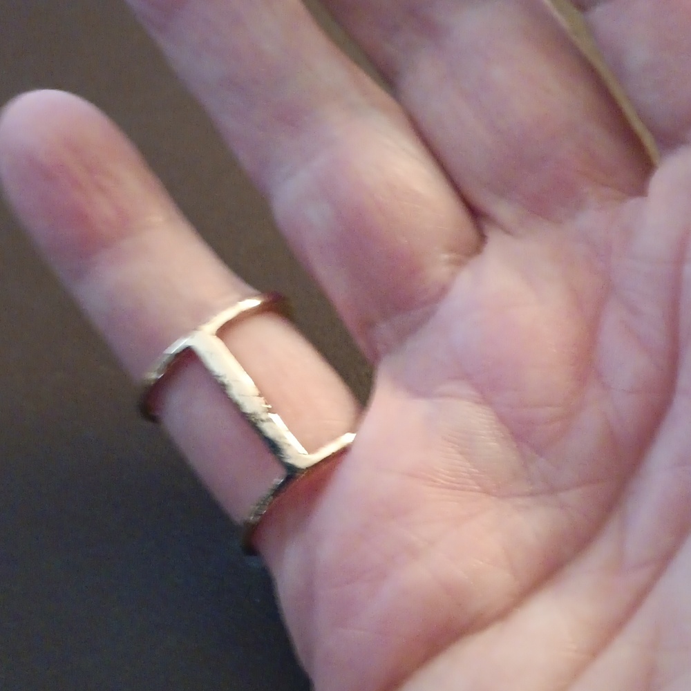 Elegant Silver Crystal Ring - Picture 4 of 4